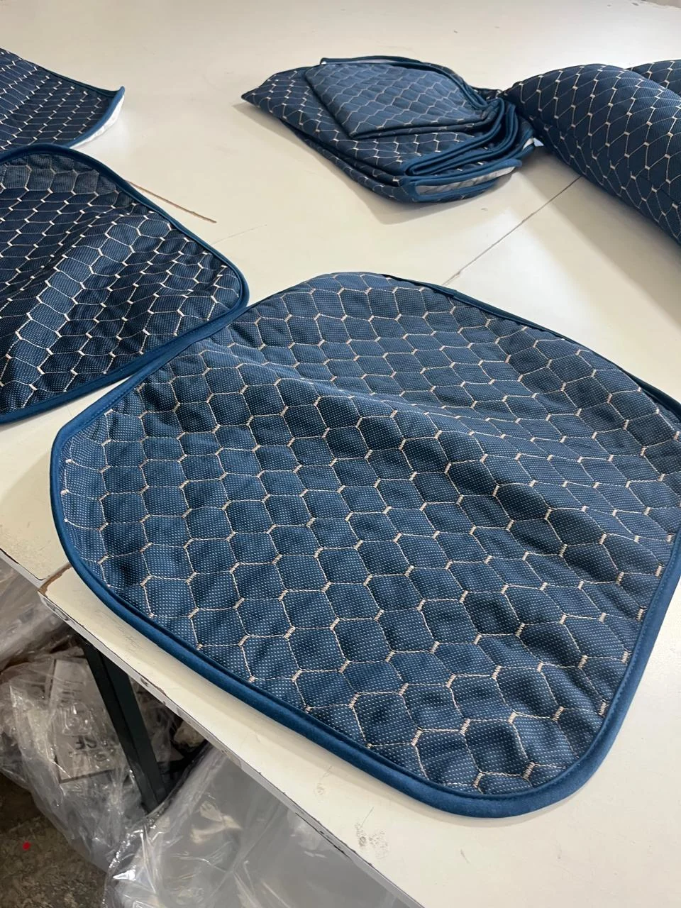 Detalhe real do acabamento com desenho hexagonal