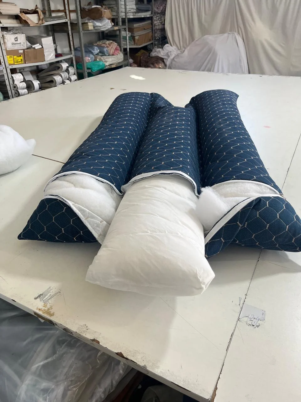 Foto real do material azul disposto em uma bancada de produção